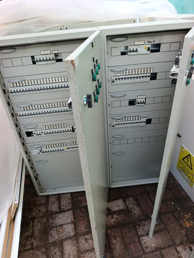 Elektrik dağıtım panolarının farklı açıdan görünümü