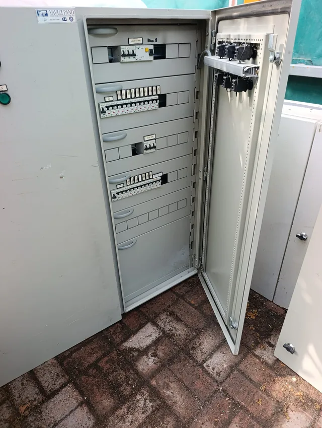 Açık elektrik panosu ve kapak bağlantıları