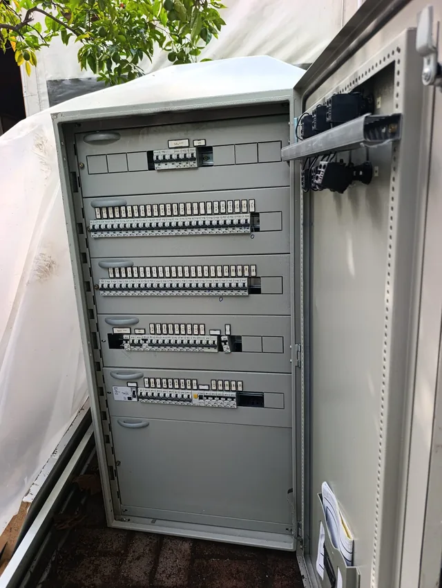 Sigorta sıraları bulunan elektrik panosu