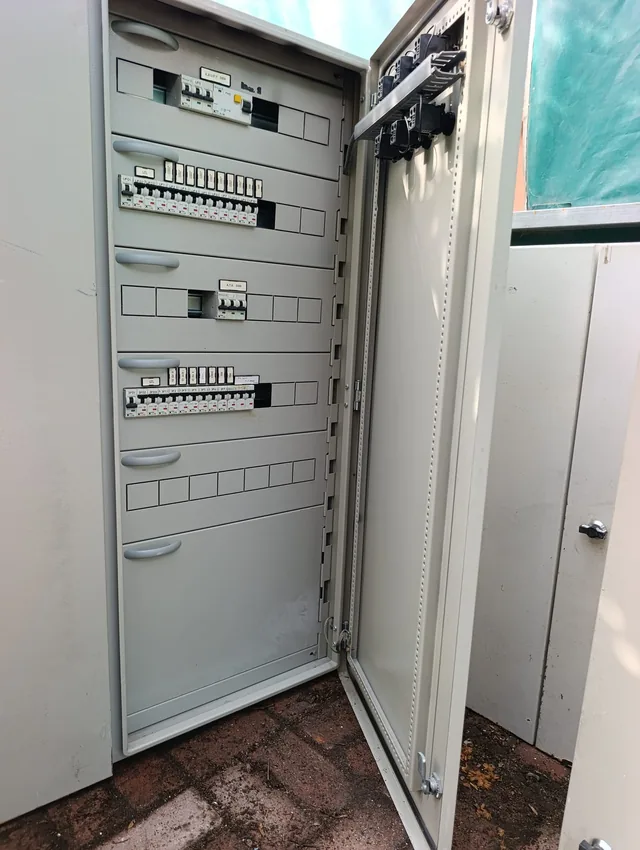 Elektrik panosunun iç donanımı