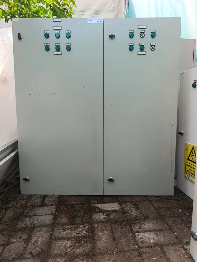 Ön yüzünde yeşil göstergeler bulunan elektrik panosu
