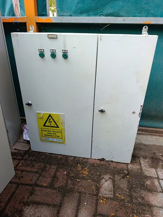 Elektrik uyarı işaretli kapalı pano