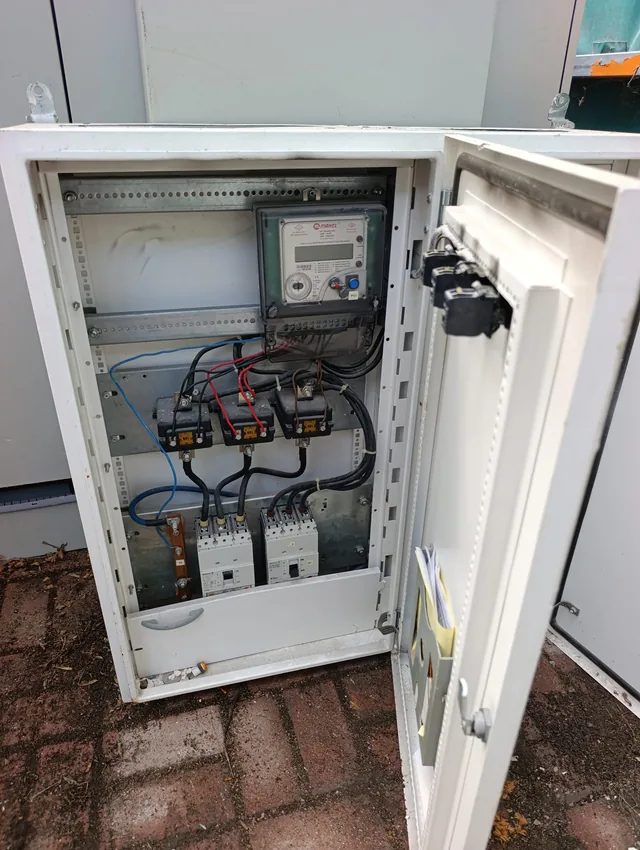 Elektrik sayacı ve pano bağlantılarının yakından görünümü
